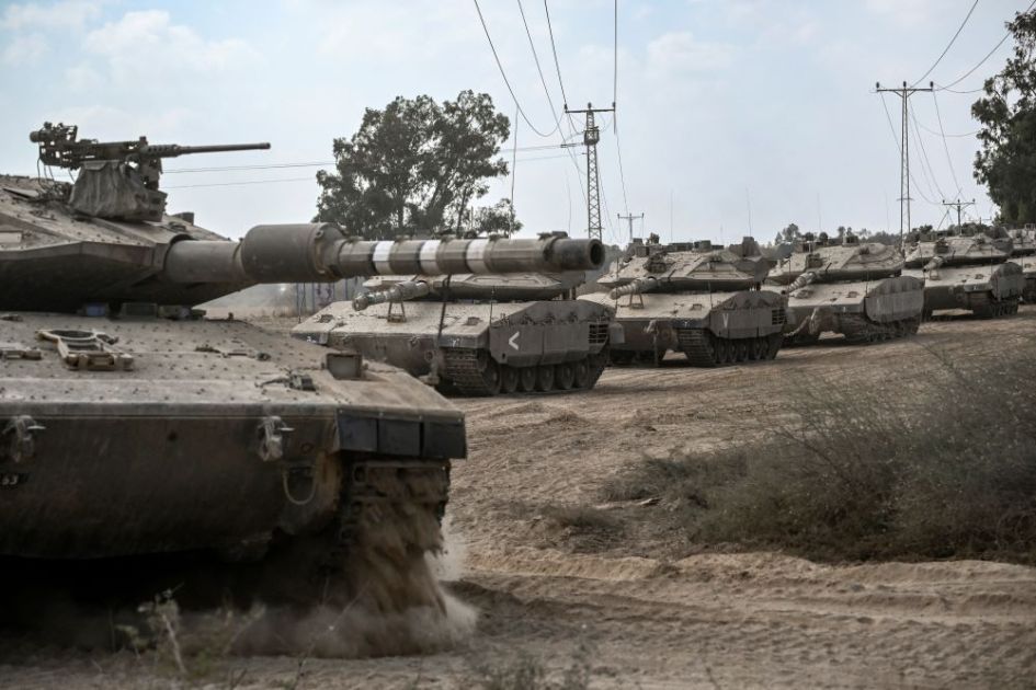 Os tanques de batalha Merkava do exército israelense são posicionados ao longo da fronteira com a Faixa de Gaza