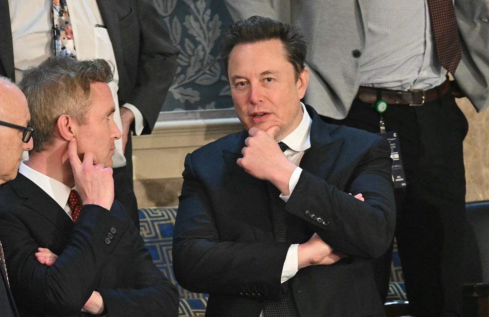 Elon Musk se encontra com embaixador iraniano para discutir tensões EUA-Irã