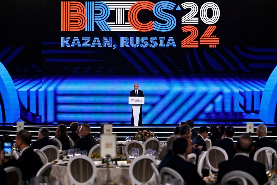 O presidente da Rússia, Vladimir Putin, faz um discurso durante uma recepção festiva da cúpula dos BRICS em Kazan