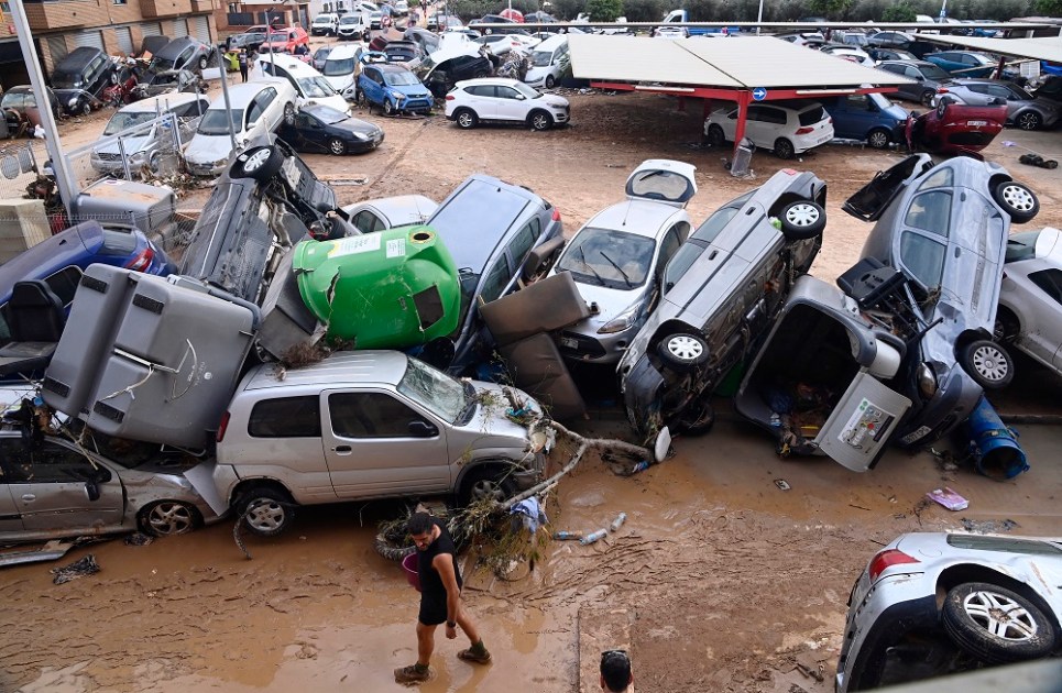 Destroços de carros e escombros estão empilhados nas ruas de Paiporta