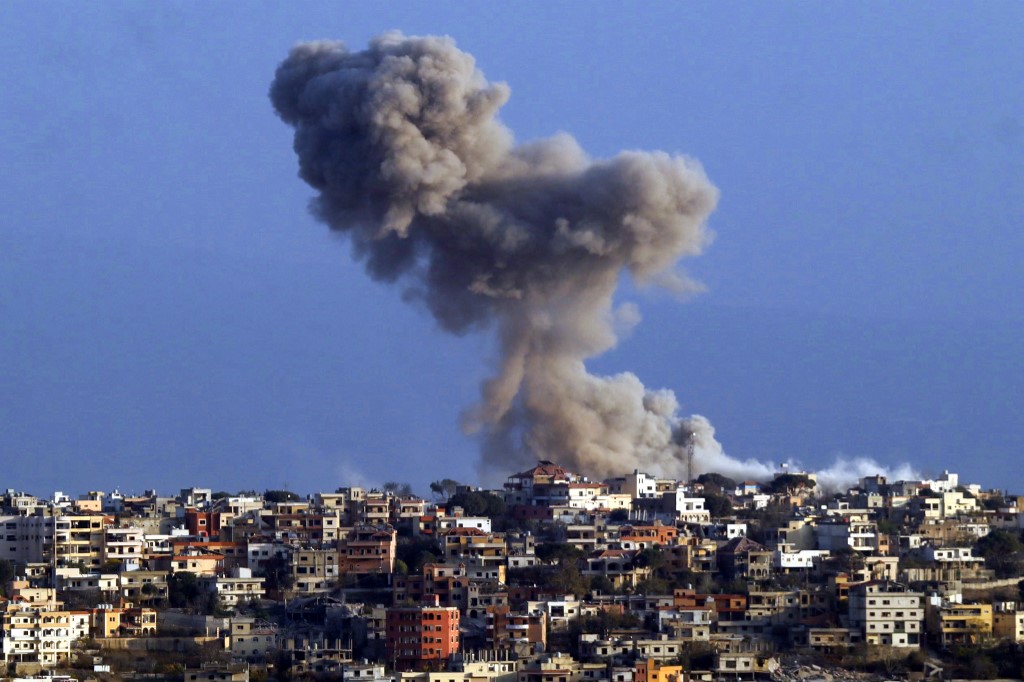 Israel usa bomba de fósforo branco em áreas povoadas do Líbano, diz jornal