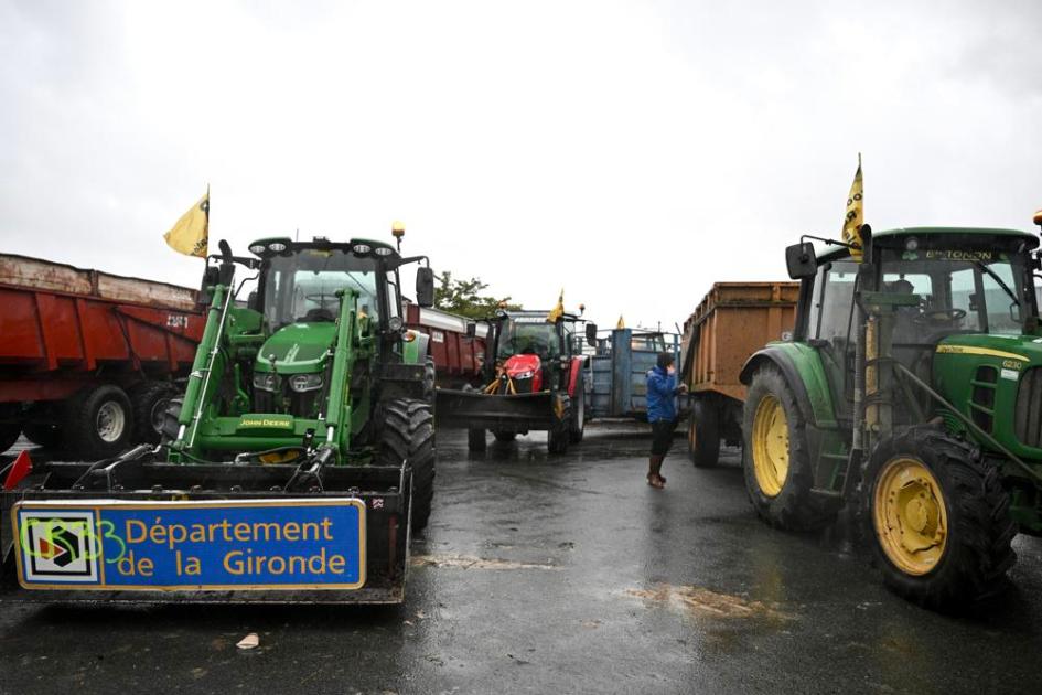 Agricultores franceses com seus tratores participam de um protesto contra o acordo de livre comércio entre a UE e o Mercosul, em Beychac-et-Caillau, próximo a Bordeaux