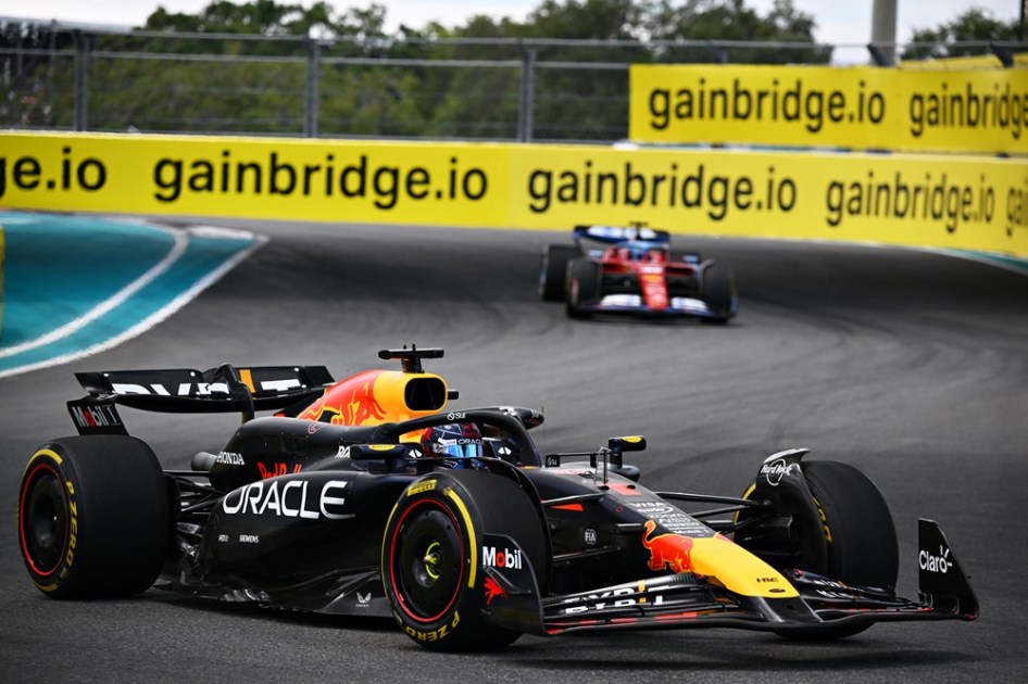 Max Verstappen lidera a corrida sprint de Miami, à frente de Charles Lecrerc