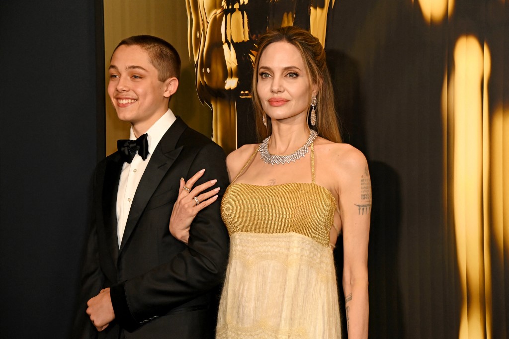 Filho de Angelina Jolie e Brad Pitt faz rara aparição ao lado da mãe