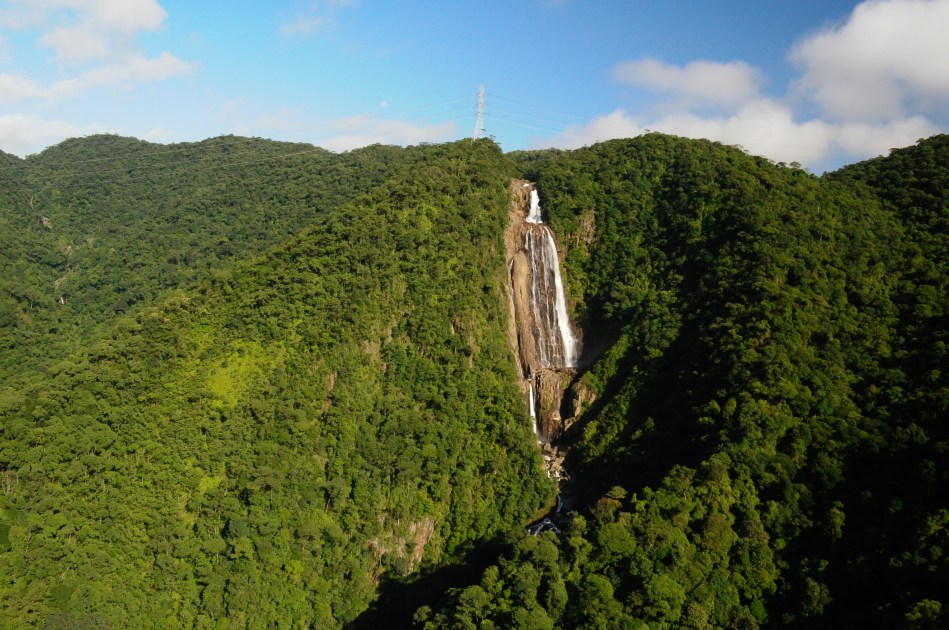 Imagem da montanhas cobertas de mata atlântica