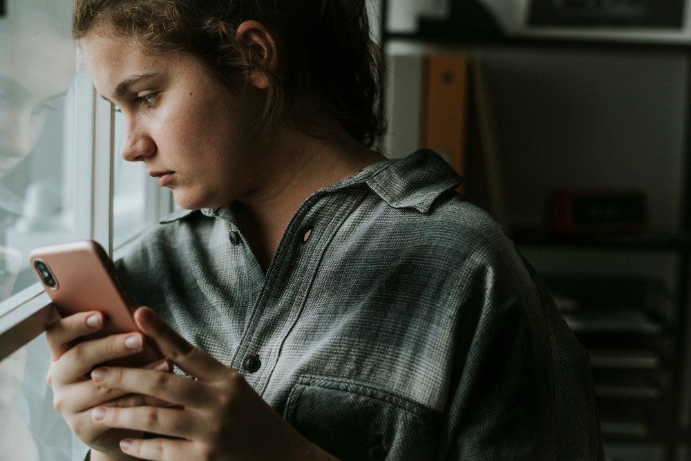 Estudo de Harvard revela que tecnologia aumenta solidão entre adolescentes