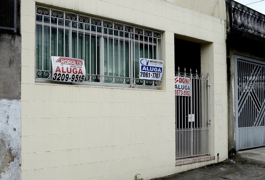 Placas com a frase "aluga" em imóvel comercial na Vila Mariana, zona sul