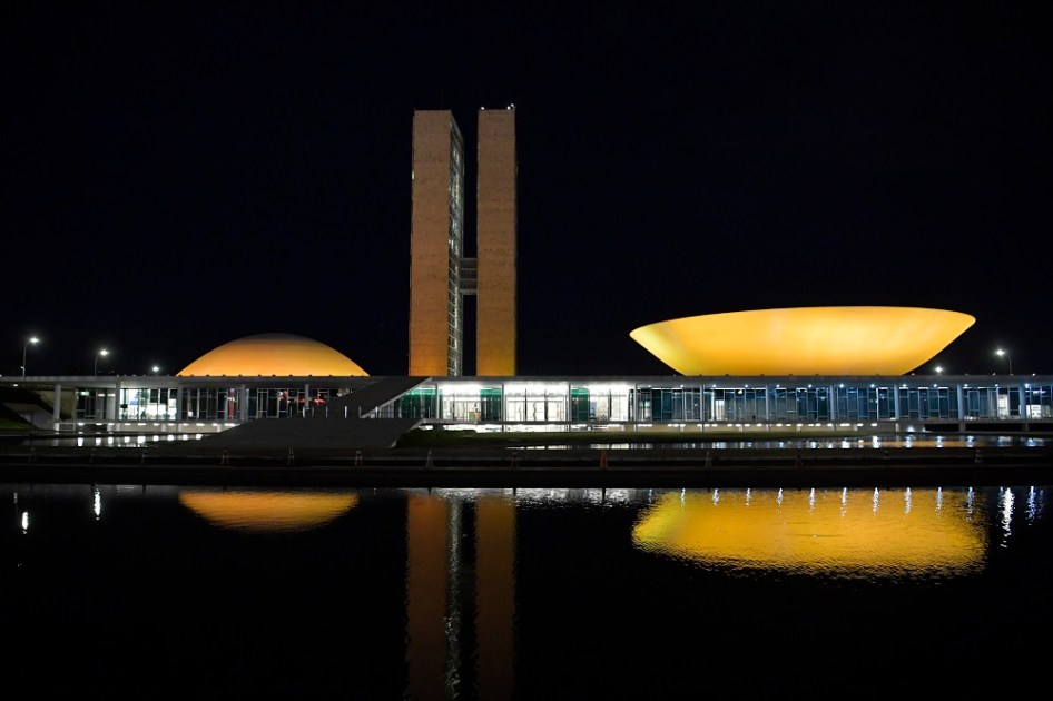 Sede do Congresso à noite, iluminado de laranja