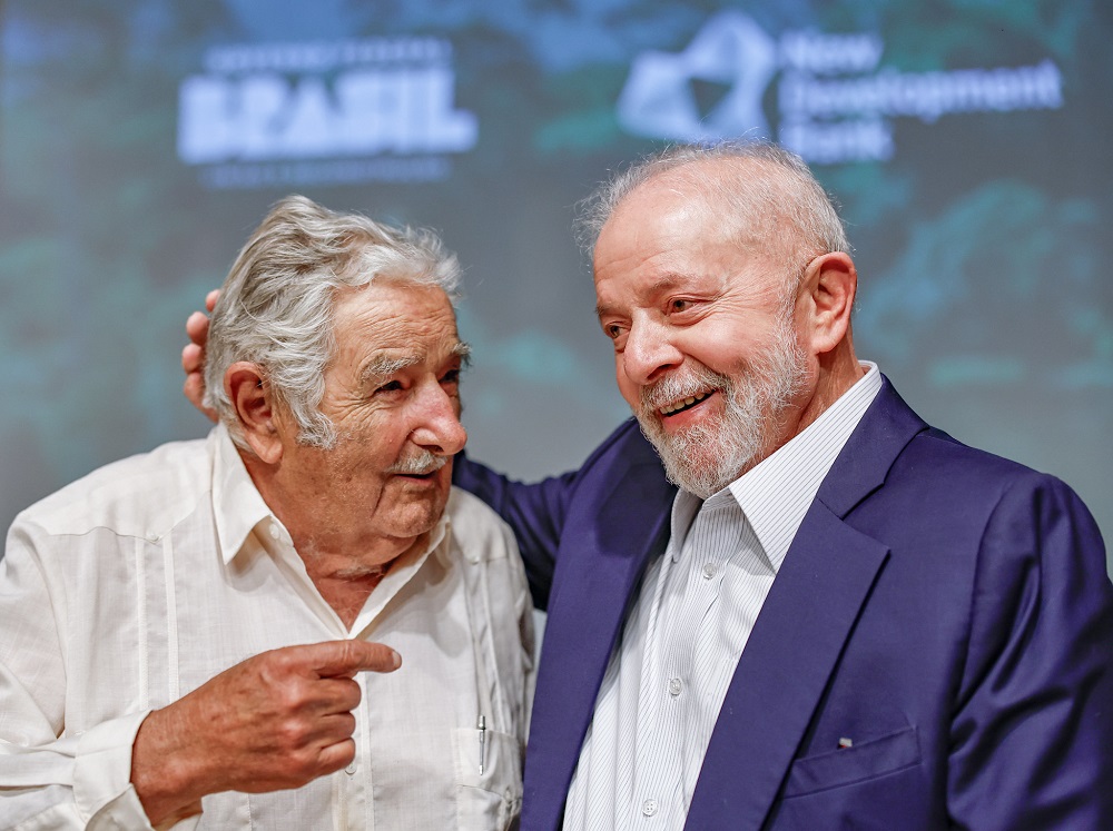 Lula parabeniza Yamandú Orsi por eleição no Uruguai