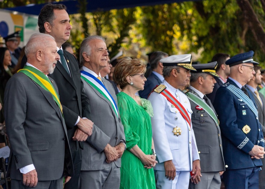 O ministro da Defesa, José Múcio Monteiro, participa do desfile de 7 de Setembro com Lula, Rodrigo Pacheco e os comandantes das Forças Armadas