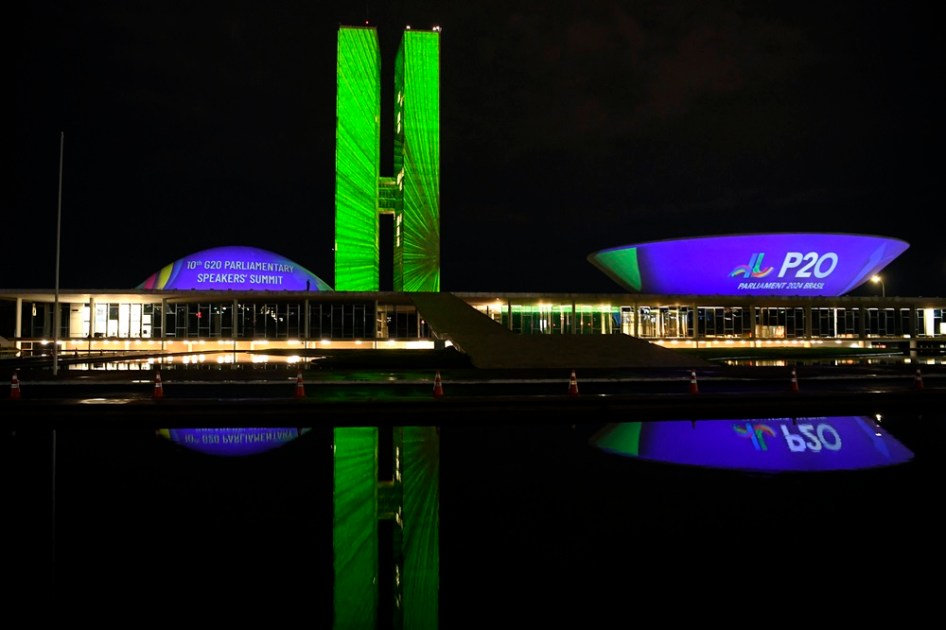 O Congresso Nacional recebe projeção mapeada de frases e imagens em alusão à 10ª Cúpula de Presidentes dos Parlamentos do G20