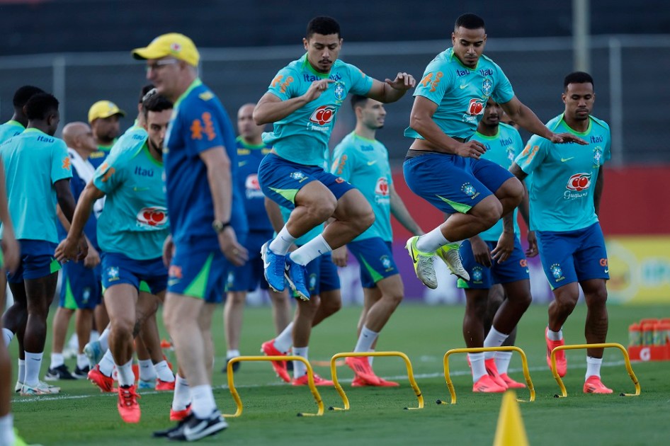 Seleção Brasileira treina no estádio do Barradão em Salvador