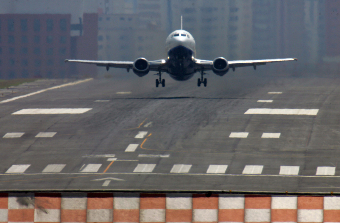 Aeroporto de Congonhas retoma operações após 112 voos cancelados devido às fortes chuvas