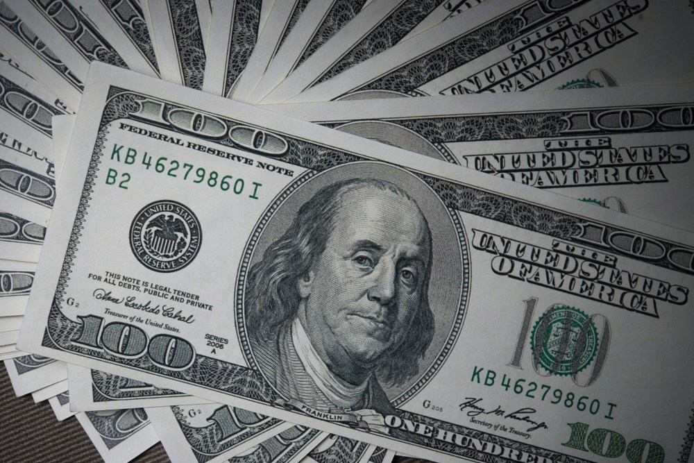 Dólar sobe a R$ 5,79 com ajustes antes de feriado e tensões políticas