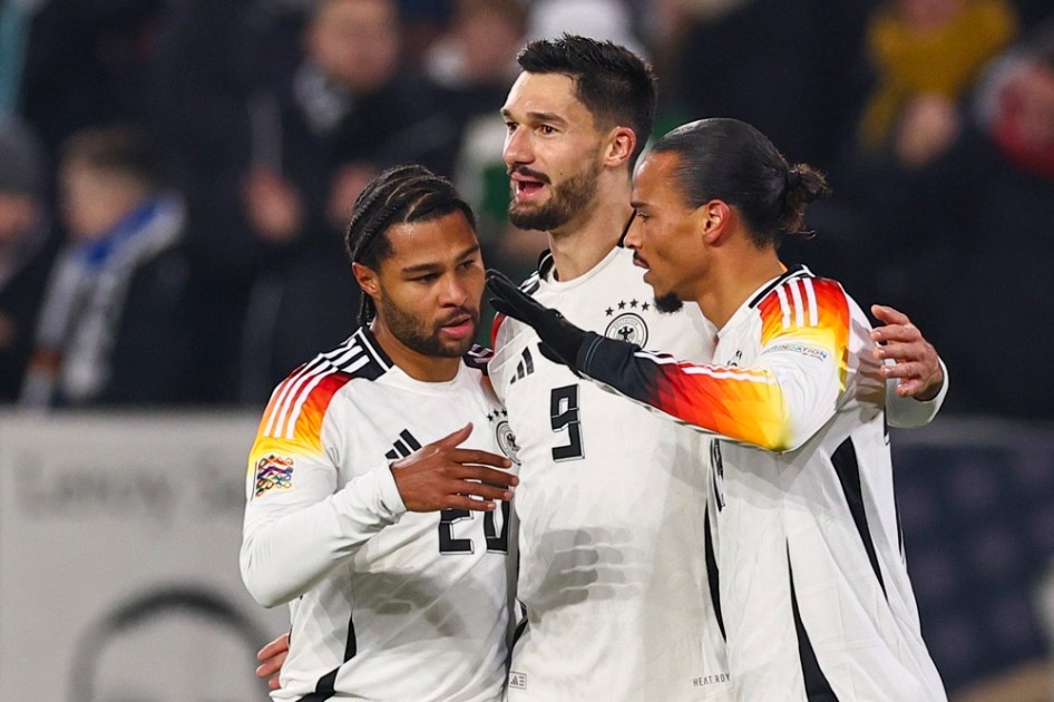Leroy Sané, da Alemanha (D), comemora com companheiros de equipe após marcar o sexto gol na partida da Liga das Nações da UEFA entre Alemanha e Bósnia e Herzegovina, em Freiburg, Alemanha, em 16 de novembro de 2024.