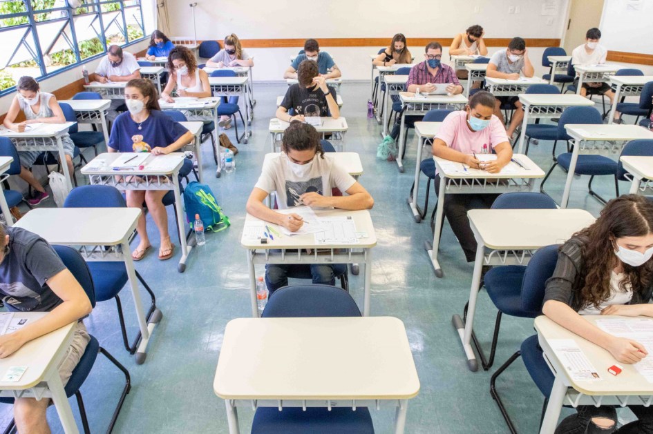 alunos fazendo prova da fuvest