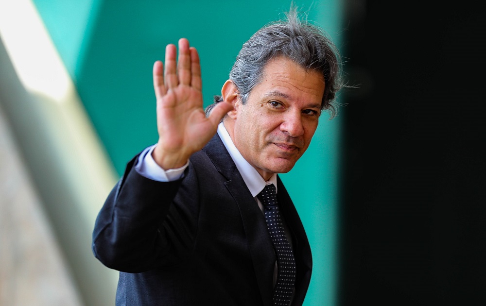 Ministro Fernando Haddad acena