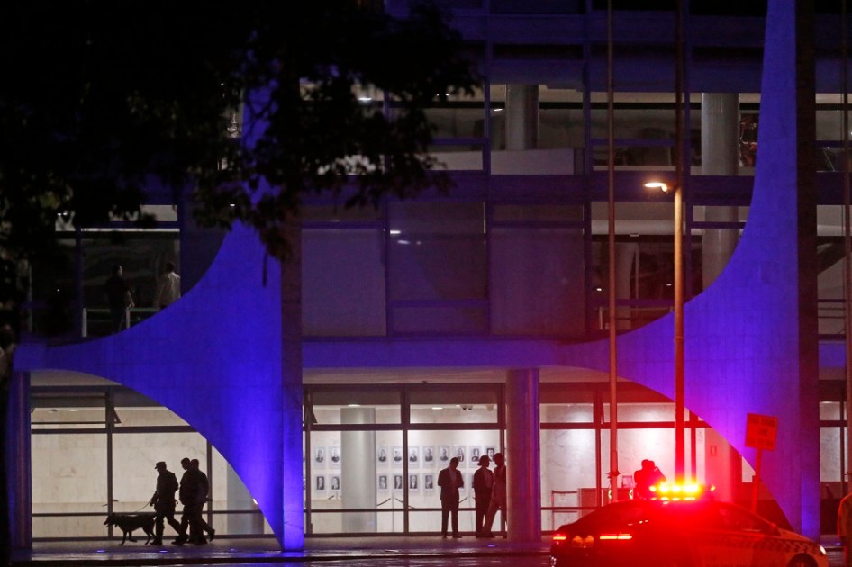 Policiais fazem uma varredura no Palácio do Planalto, em Brasília, depois da sequência de explosões ocorrida no início da noite da quarta-feira, 13