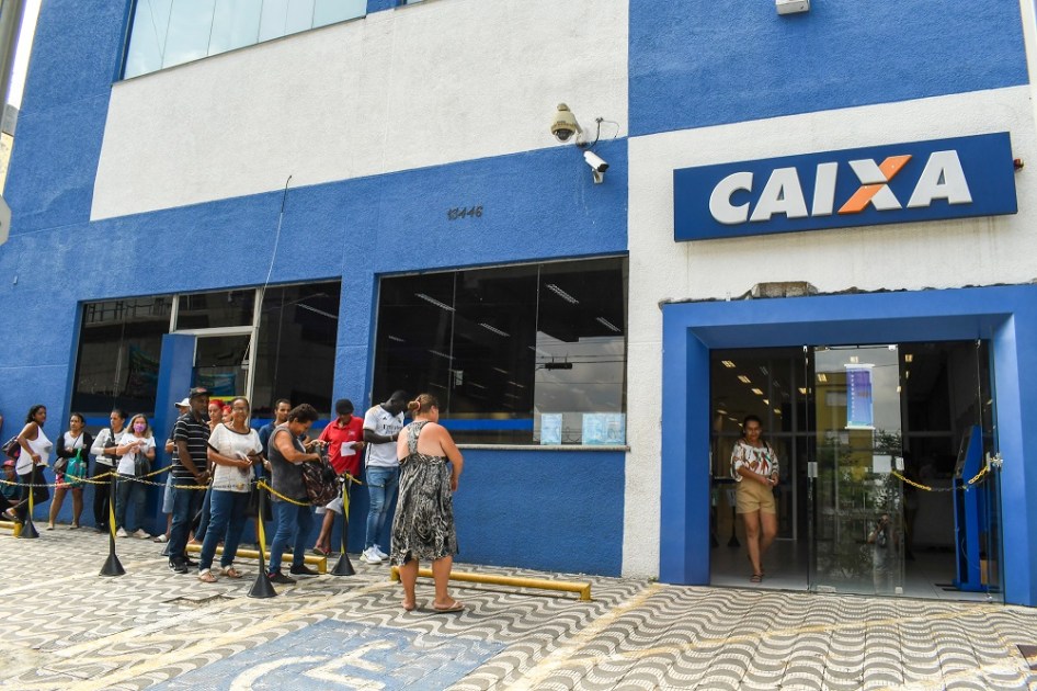 Fila de pessoas para o mutirão Desenrola Brasil, programa do governo federal para renegociação de dívidas