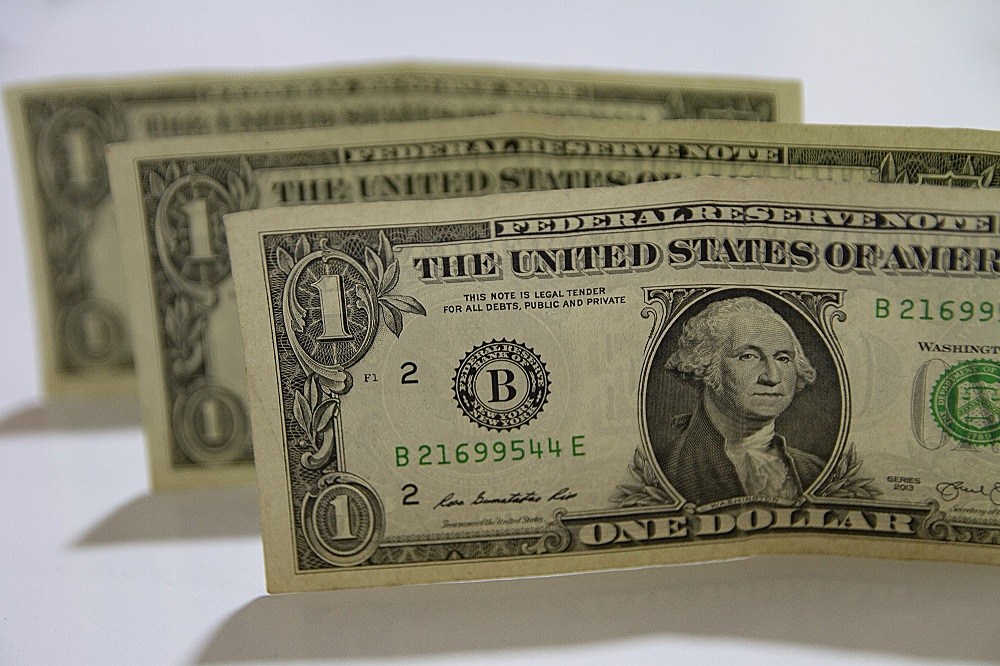 Dólar atinge R$ 6 pela primeira vez após anúncio de pacote fiscal do governo