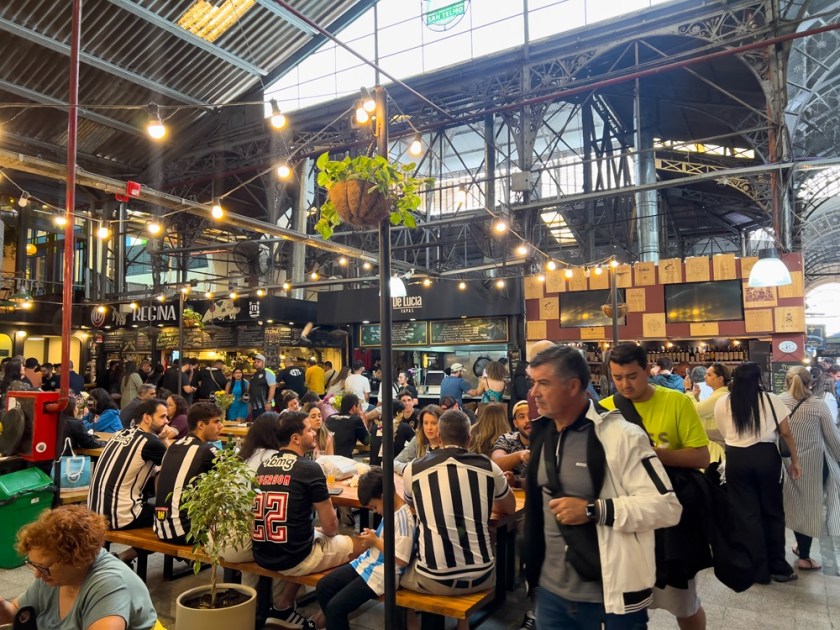 Torcedores brasileiros do Atlético Mineiro e do Botafogo aproveitam a gastronomia do Mercado de San Telmo, em Buenos Aires, na Argentina