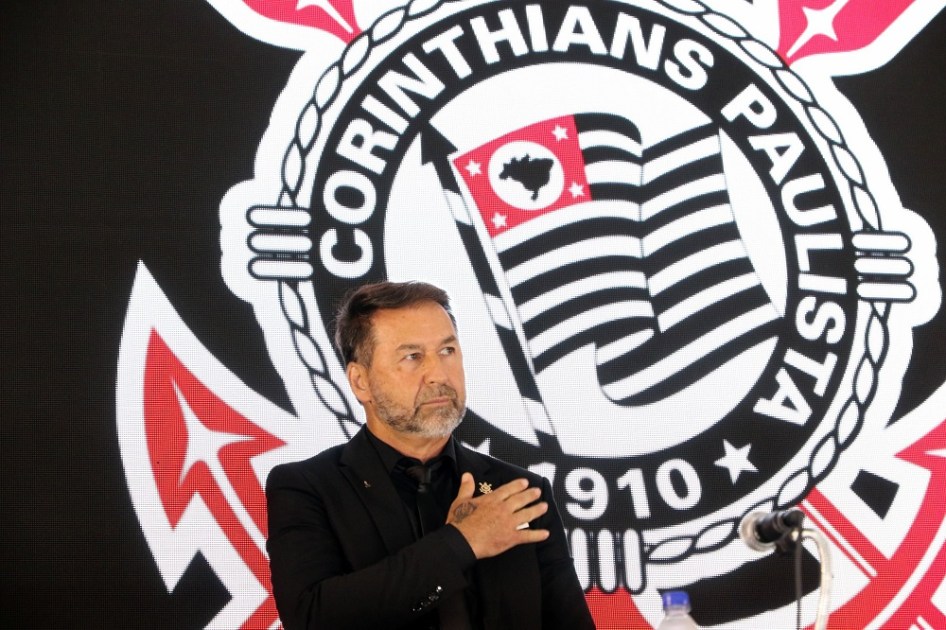 Augusto Melo toma posse como presidente do Corinthians