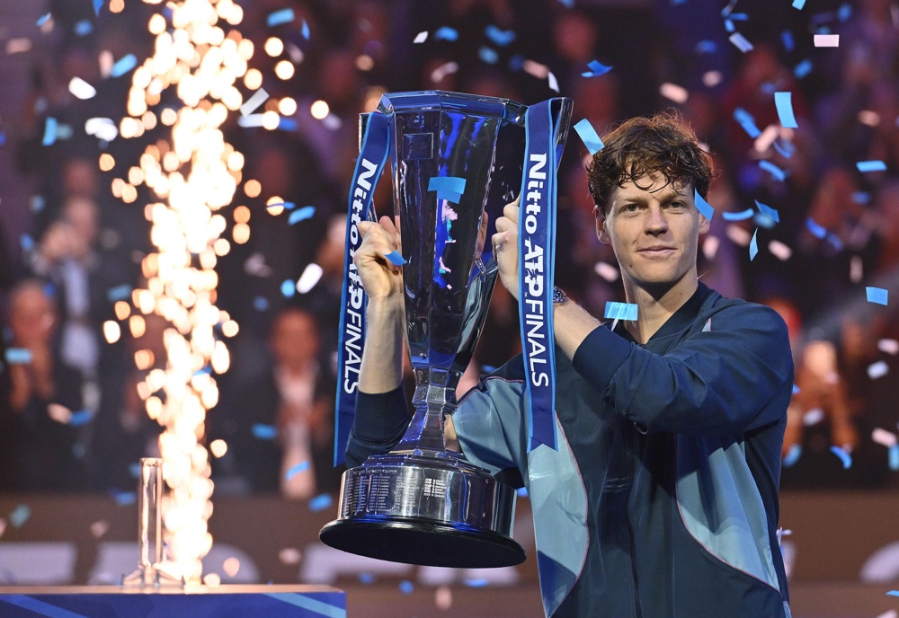 Jannik Sinner conquista primeiro título no ATP Finals e se torna número 1 do mundo