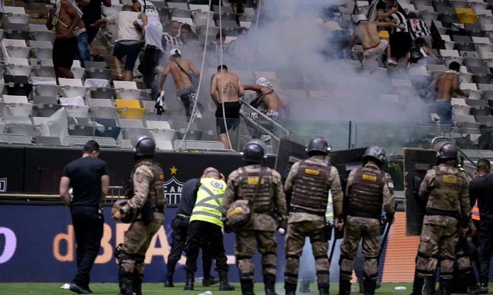 Fotógrafo é internado após ser atingido por explosivo na final da Copa do Brasil