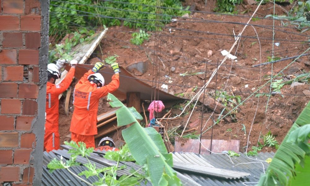 Deslizamentos em Salvador deixam ao menos um morto; bombeiros tentam resgatar soterrados