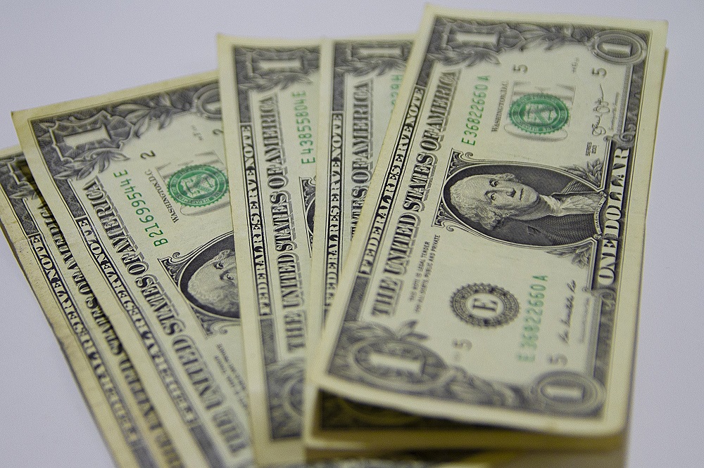 Mercado financeiro sobe previsões da inflação e do dólar para 2024