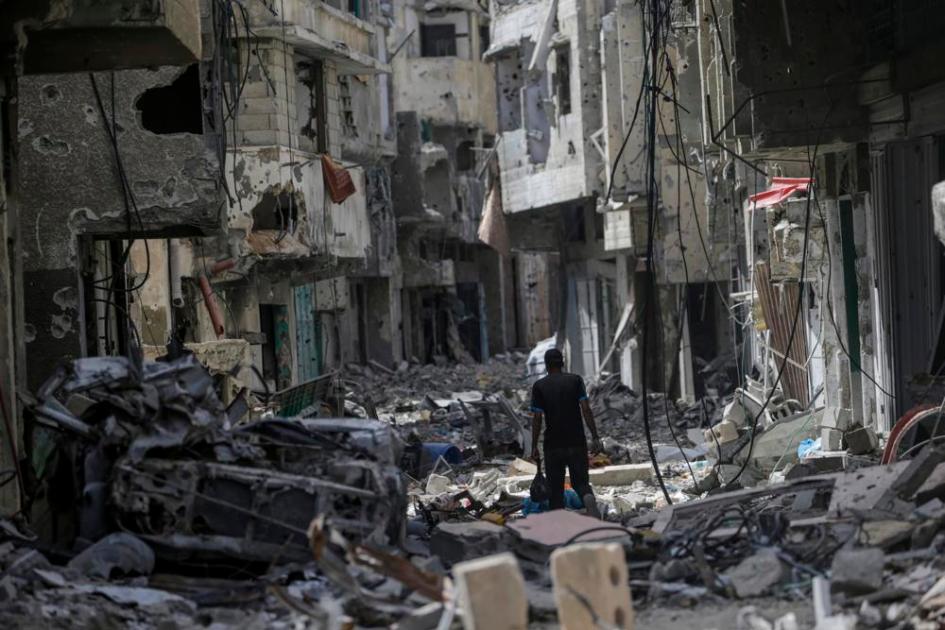 Edifícios destruídos enquanto os palestinos retornam a Khan Younis depois que os militares israelenses retiraram as tropas do sul da Faixa