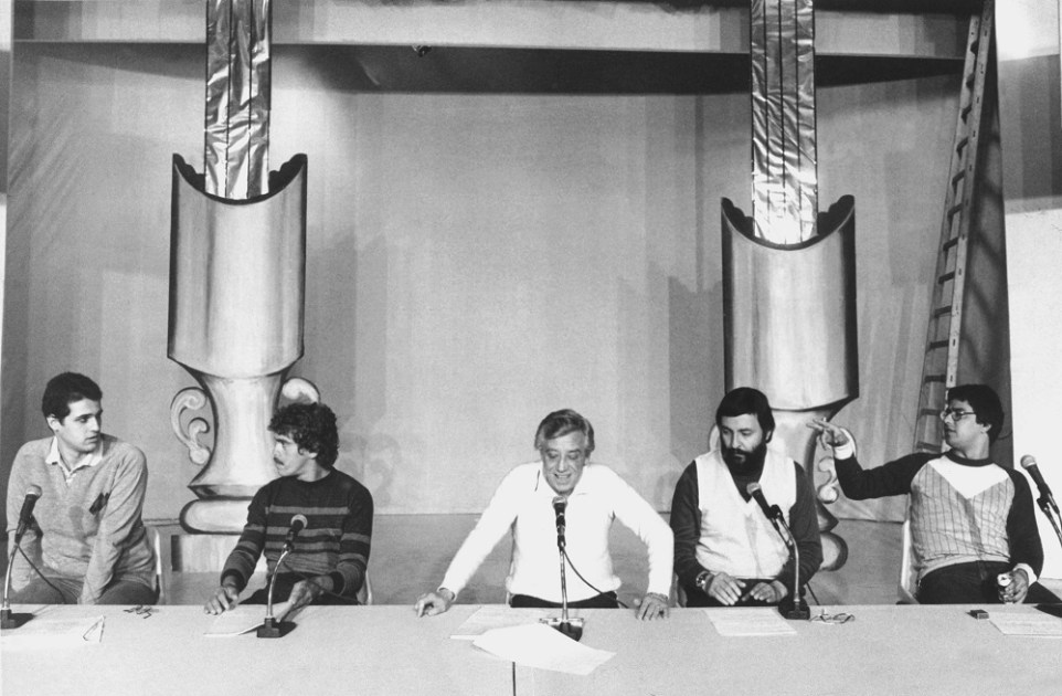 O radialista e locutor Estevam Bourroul Sangirardi (c) comanda o programa "Show de Rádio", no teatro.