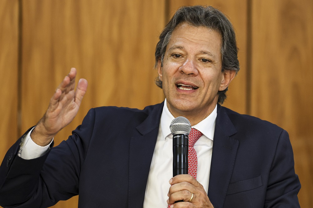 Salário mínimo seguirá subindo acima da inflação e dentro do arcabouço, afirma Haddad
