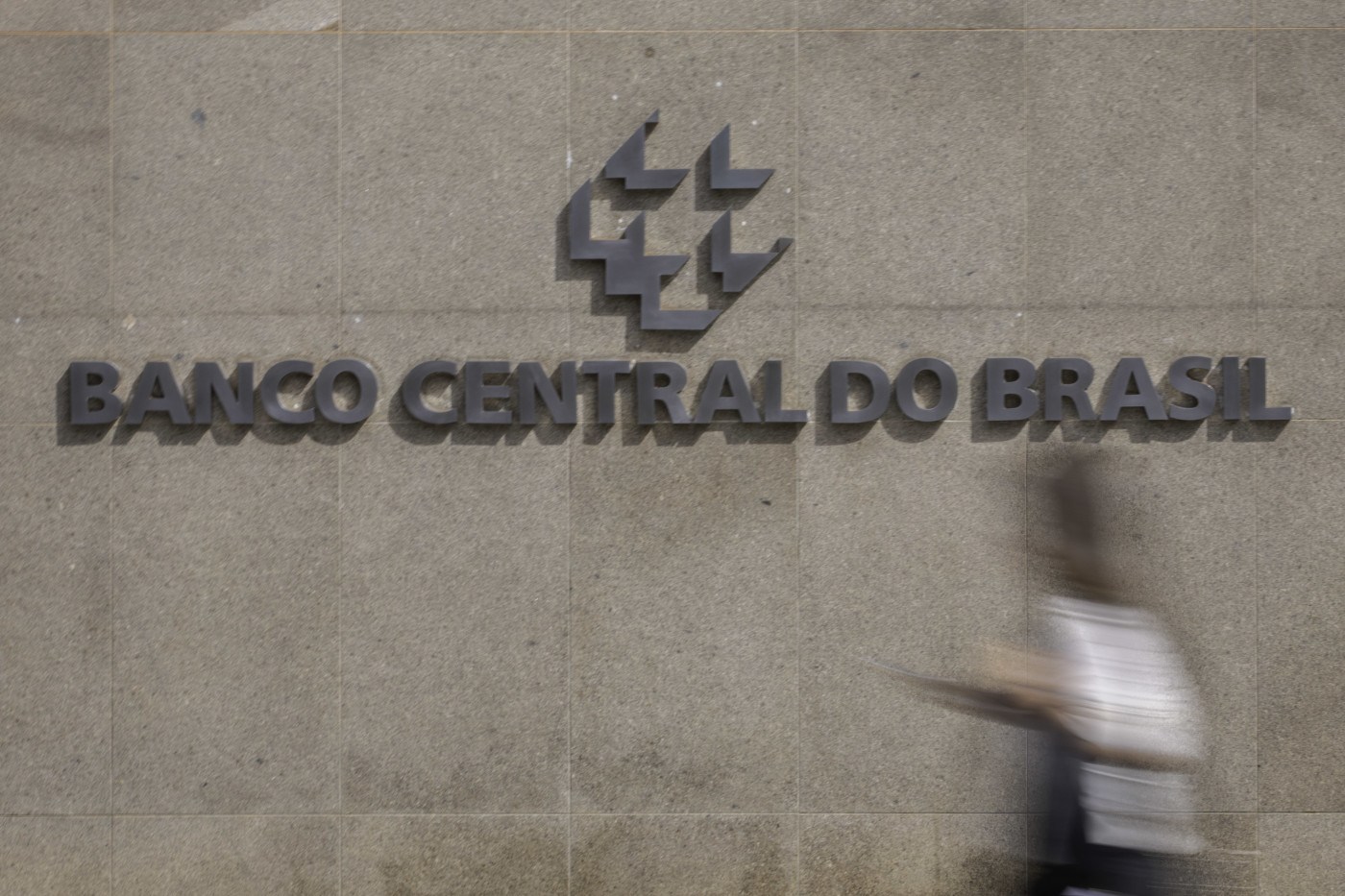 Brasil registra déficit de US$ 5,9 bilhões em outubro, aponta Banco Central