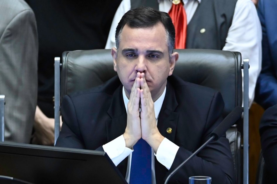 Rodrigo Pacheco faz sinal de reza e mostra cara de preocupação