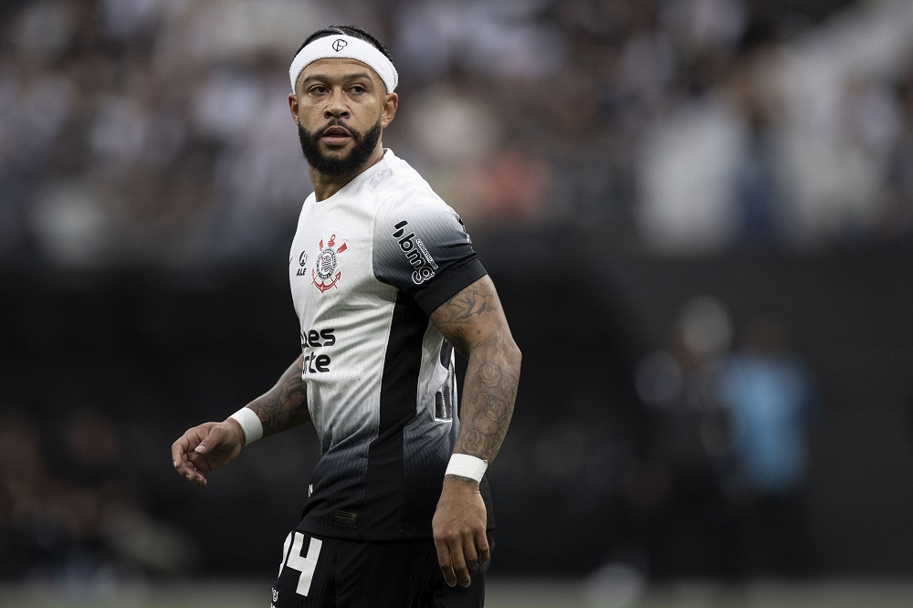 Memphis Depay deve ser poupado pelo Corinthians no jogo contra o Vitória