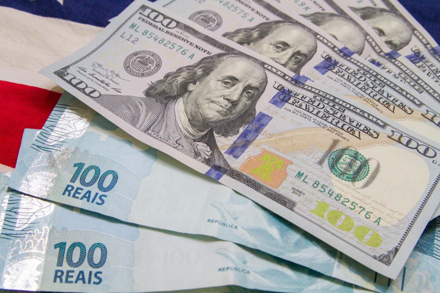 Dólar cai a R$ 5,80 com pacote fiscal no radar e leve desvalorização da moeda no exterior
