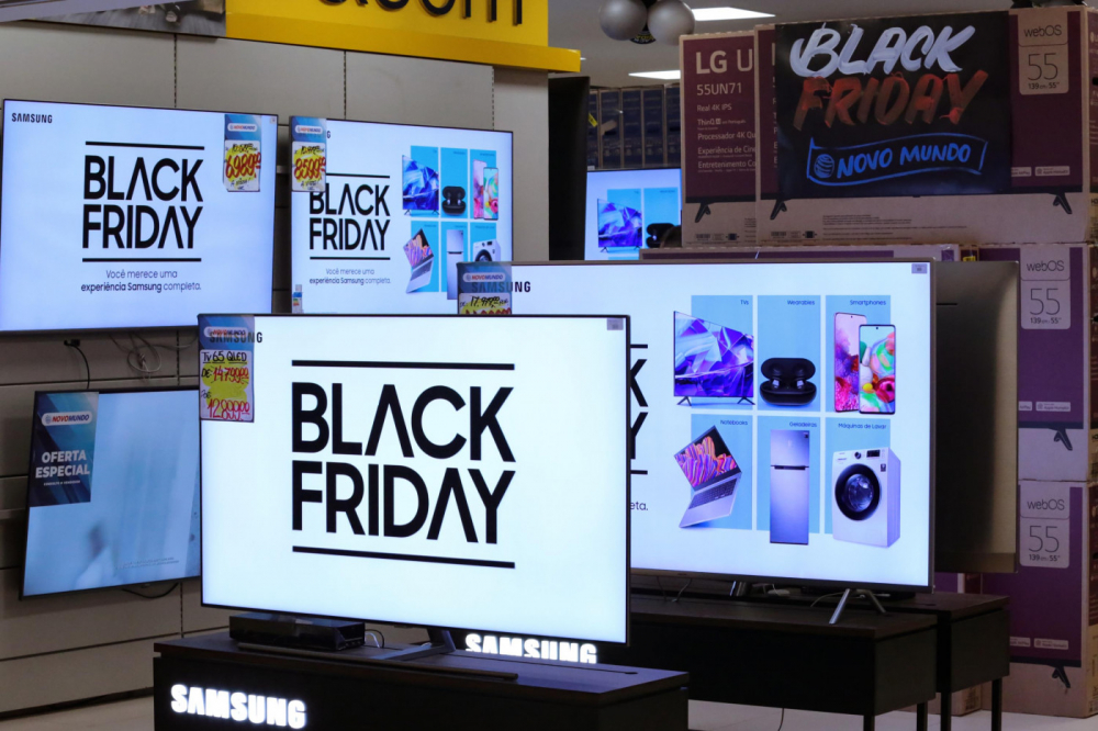 Consumidores brasileiros planejam gastar mais na Black Friday de 2024