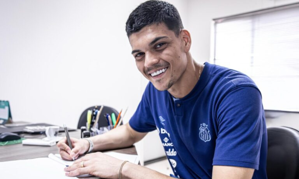 Santos anuncia renovação de Gabriel Brazão