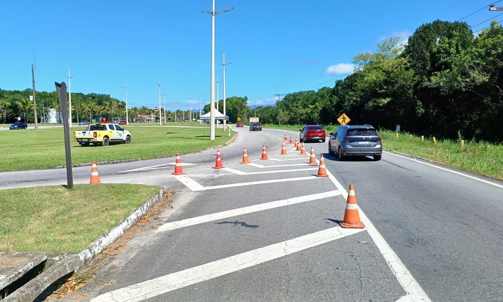 Movimentação de veículos na Rio-Santos, em Bertioga, no litoral norte de São Paulo