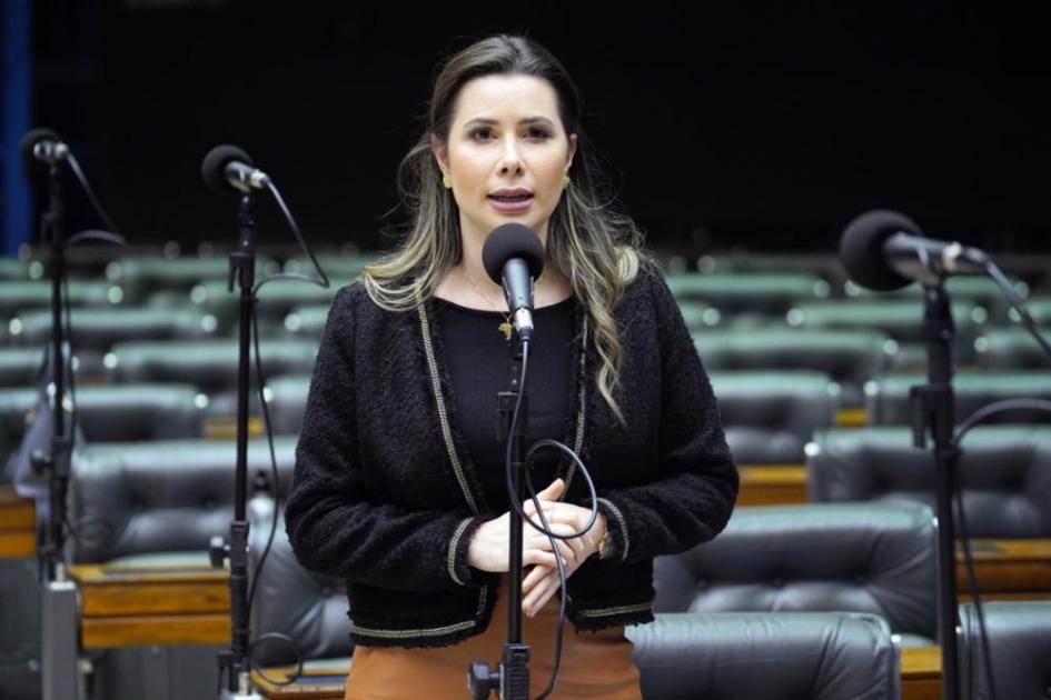 Deputada Caroline de Toni em pronunciamento
