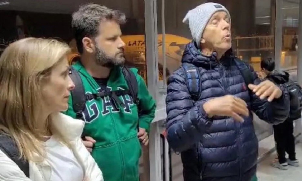 Roberto Mantovani Filho (à dir.), sua esposa, Andreia Munarão, e seu genro, Alex Zanatta Bignotto no Aeroporto de Roma