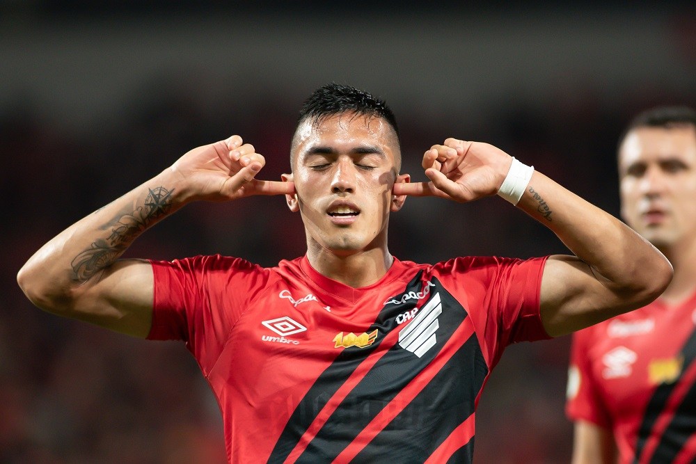 Athletico-PR derrota Atlético-MG e deixa a zona de rebaixamento do Brasileirão