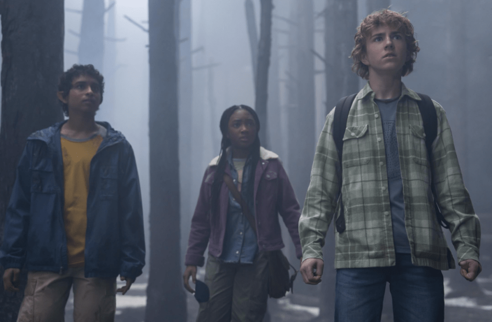 Aryan Simhadri, Leah Jeffries e Walker Scobell em cena de "Percy Jackson"