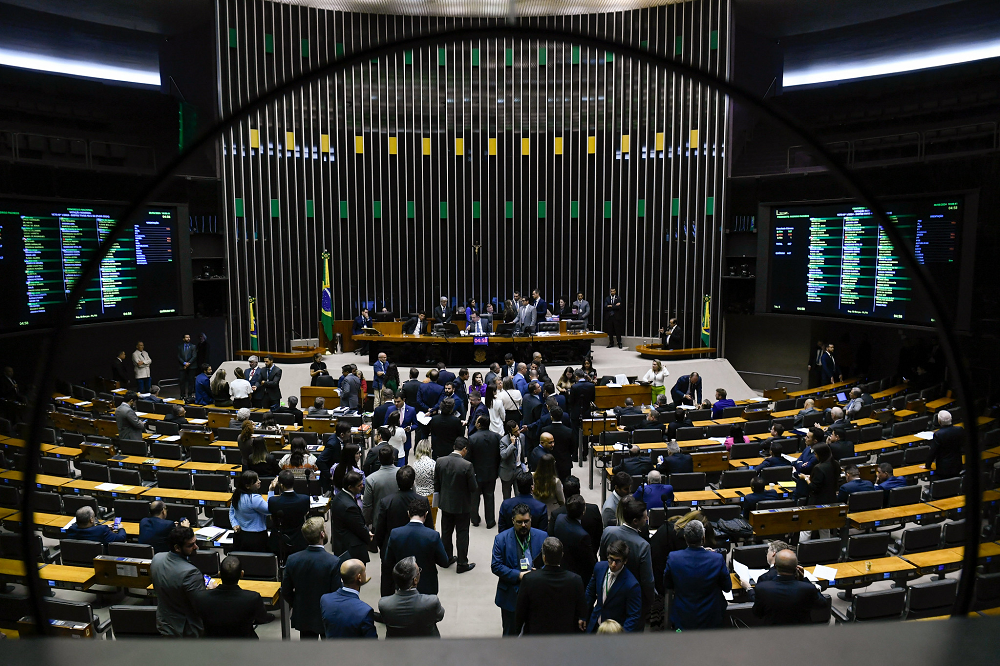 Bancada evangélica pressiona governo por isenções fiscais em meio a discussão de corte de gastos