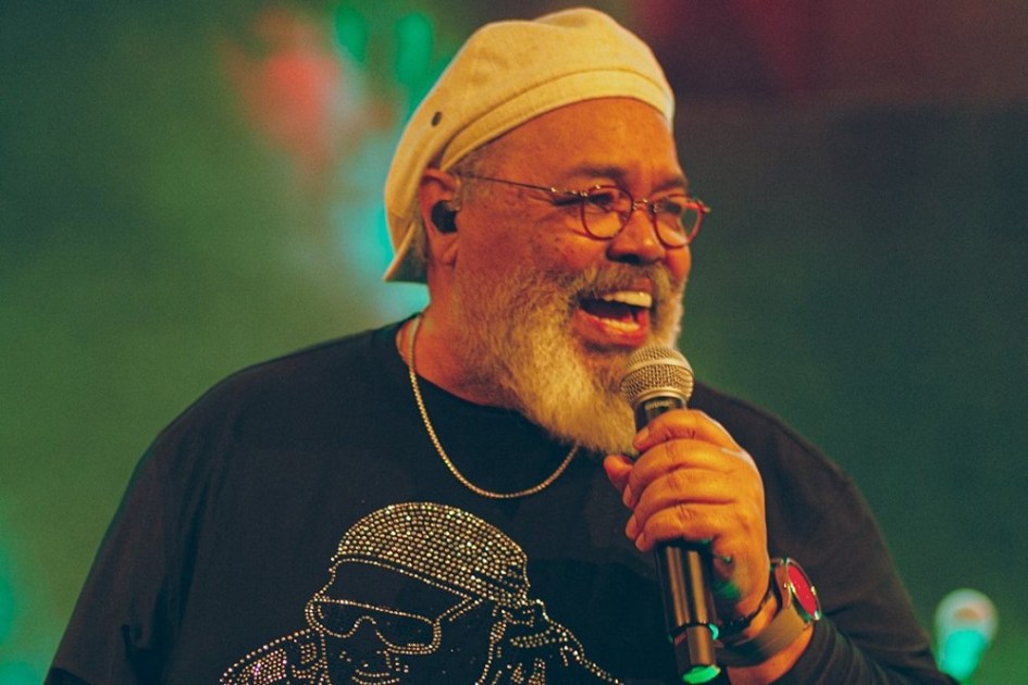 Jorge Aragão canta com boina para trás