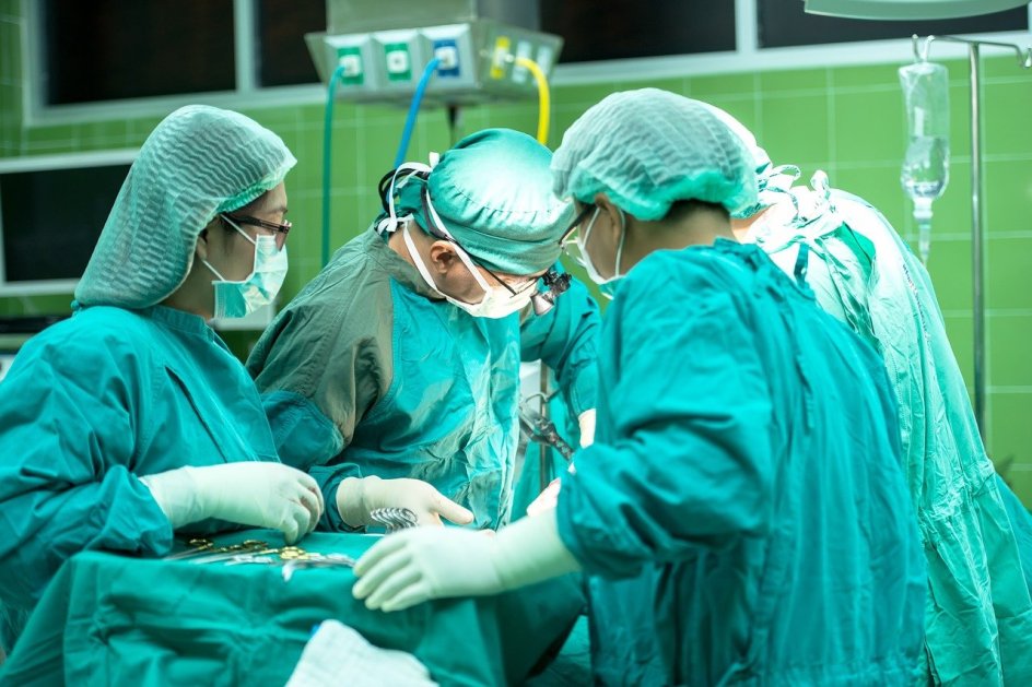 sala de cirurgia com médicos e enfermeiros