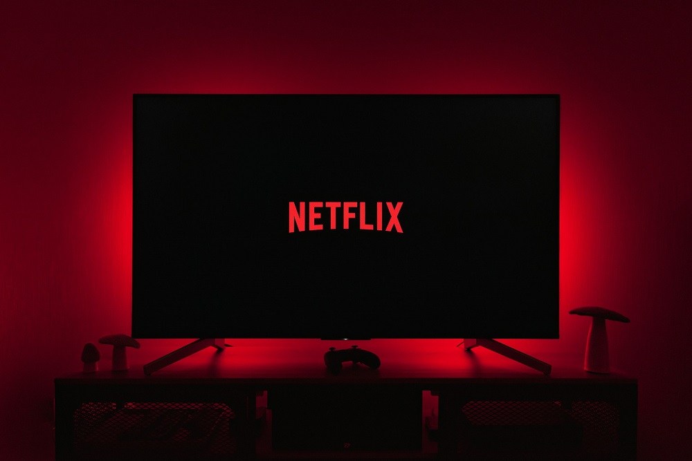 Netflix descontinua plano básico e migra usuários para assinatura com anúncios