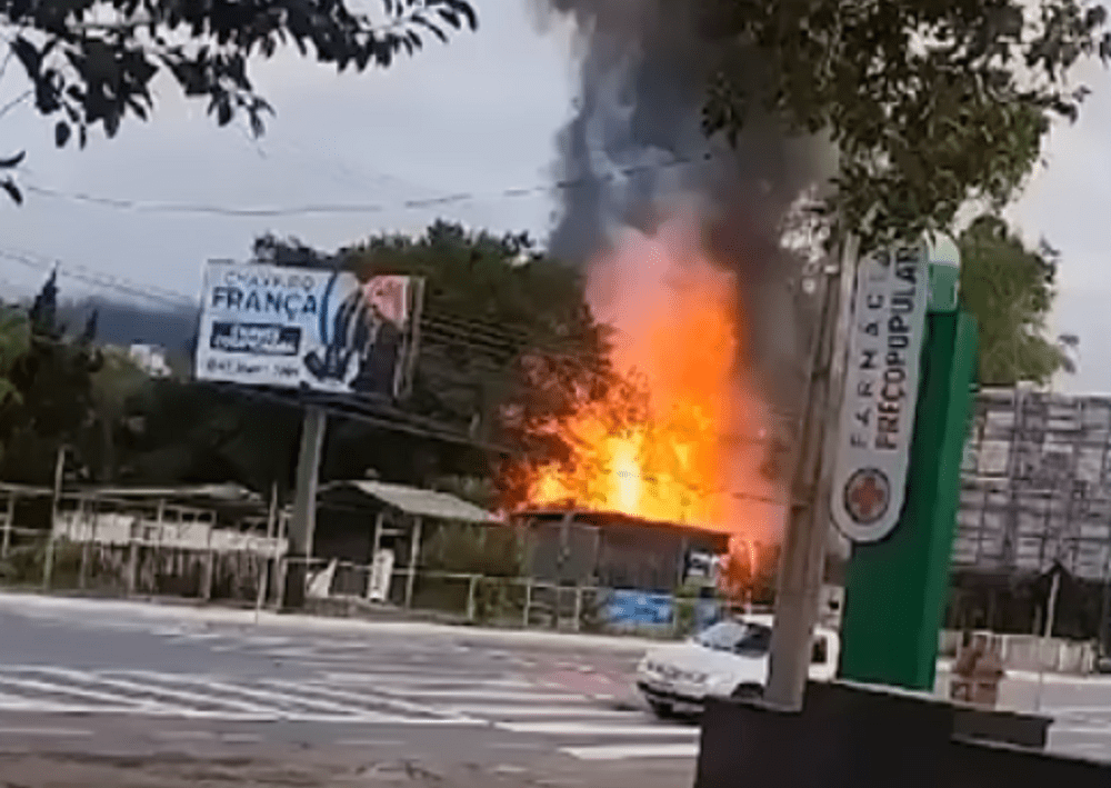 Casa de autor do atentado na Praça dos Três Poderes pega fogo em Santa Catarina