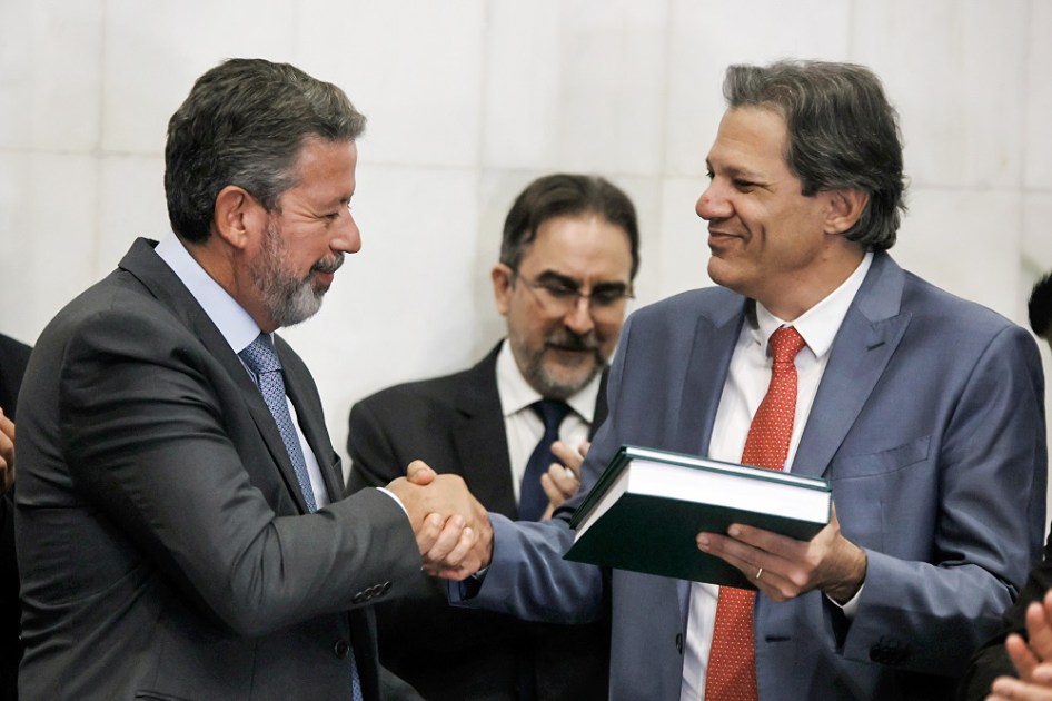 Haddad cumprimenta Arthur Lira